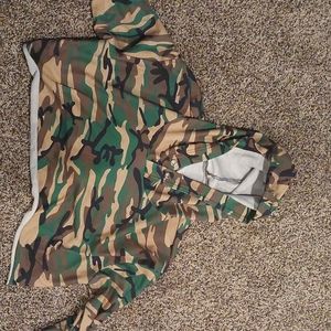a camo croped t